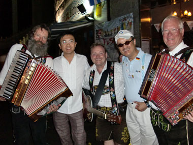 Gehrenbergspatzen in Hong Kong, zusammen mit dem KingParrot Management Team